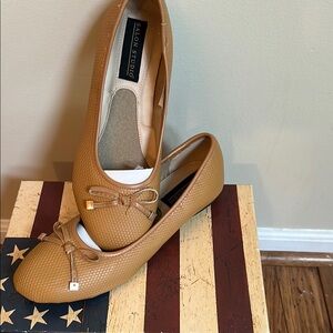 Salon Studio Ballet Flats | Tan Embossed Snake Texture | 8.5W | Bow & Hardware |